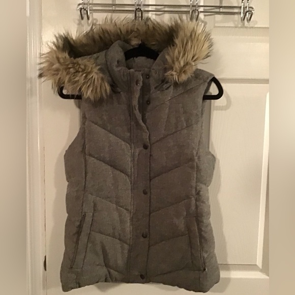 Gap Vest with Detachable Fur Hood - Picture 1 of 2